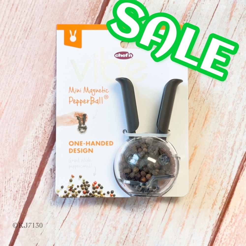 ‼️CLEARANCE SALE‼️ Vibe by Chef’n Mini Magnetic Pepper Ball Grinder NEW